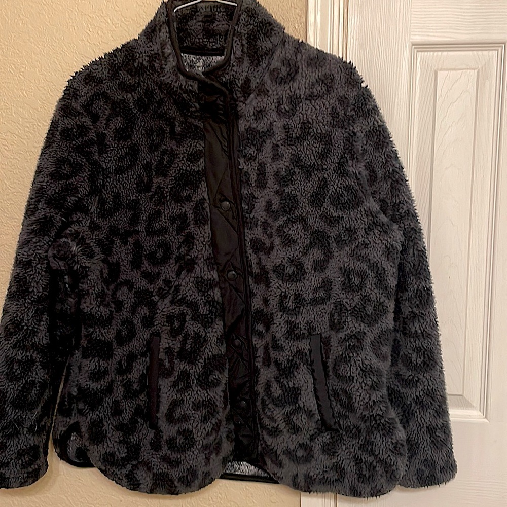 Leopard Print cozy sherpa jacket. Snap closure to neck to keep you warm!